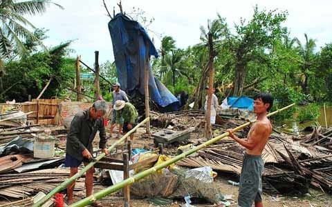 Lốc xoáy càn quét mạnh qua xã Vĩnh Phú Đông (huyện Phước Long) làm hàng loạt cây xanh, cột điện đổ ngã, 22 nhà dân sập hoàn toàn, 23 căn khác tốc mái, hư hỏng nặng, 2 người trọng thương, 1 người tử vong.